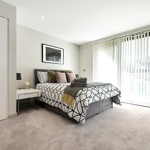 Apartment Esquire Ealing, London